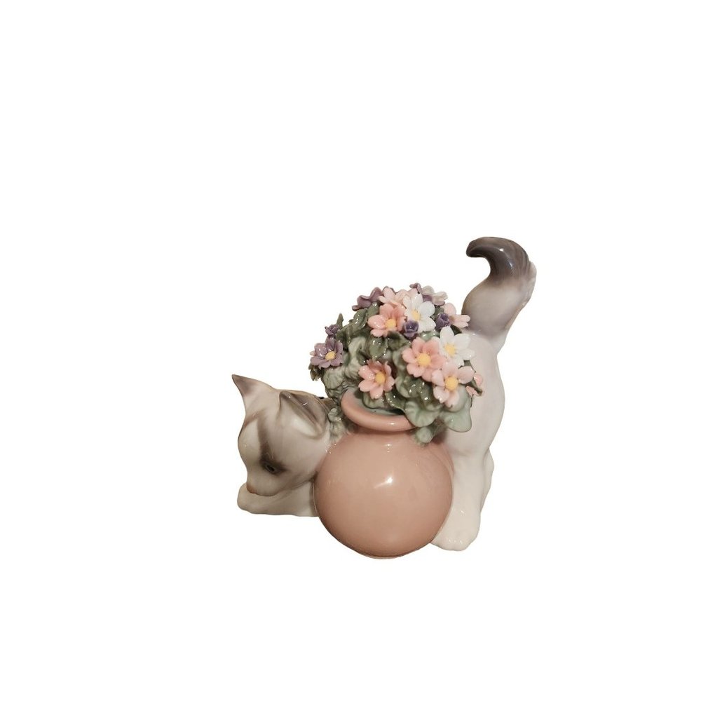 Lladro "Secret Spot Collectible Figurine #06566 Glazed Finish